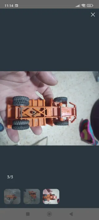 Camión de juguete naranja