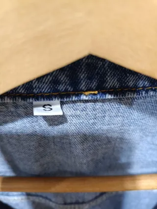 Cazadora vaquera con perlas y rotos