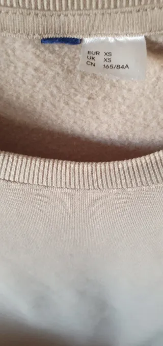 Sudadera beige talla XS...Muy bien conservada.