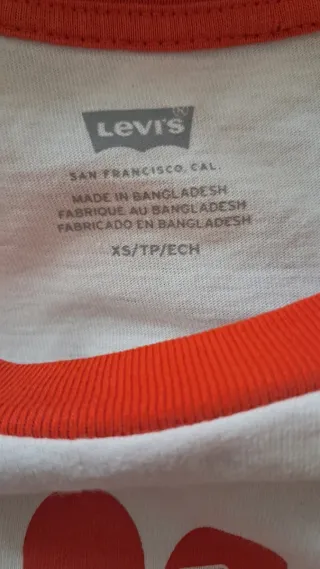 Camiseta Levi's floral blanca y naranja