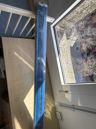 Cortina de lamas de plástico azul.