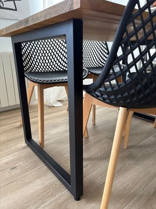 Mesa de comedor y 4 sillas