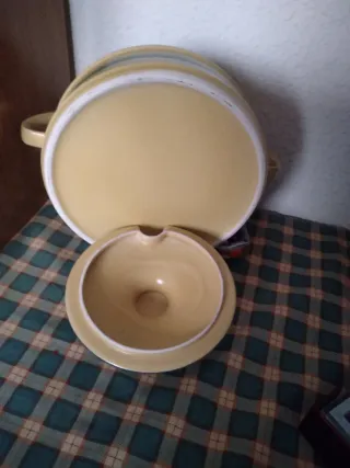 Fuente cerámica azul y amarilla