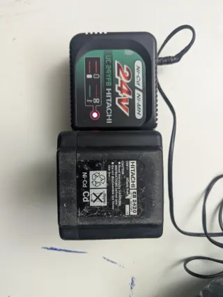 Cargador Hitachi 24V y 2 Baterías EB2420
