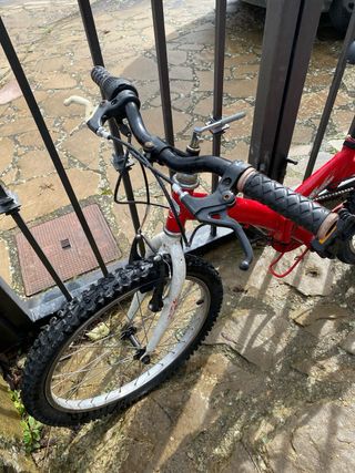 Bicicleta infantil roja y blanca