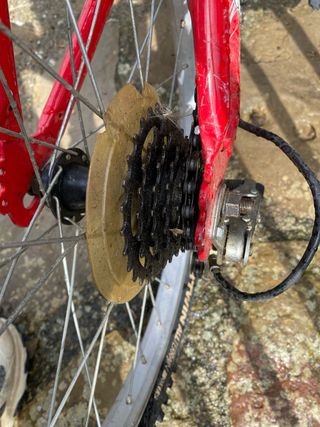 Bicicleta infantil roja y blanca