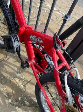 Bicicleta infantil roja y blanca