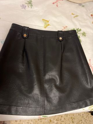Falda polipiel negra botones