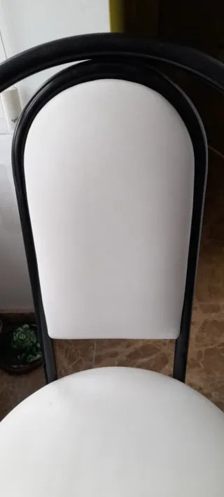 2 Sillas metálicas 4 patas, con respaldo acolchado