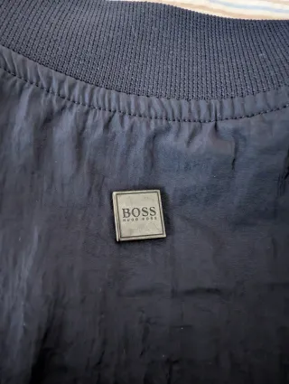 Chaqueta BOSS azul y roja