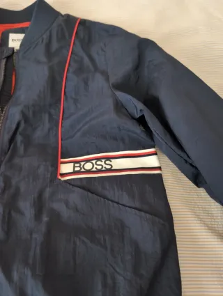 Chaqueta BOSS azul y roja