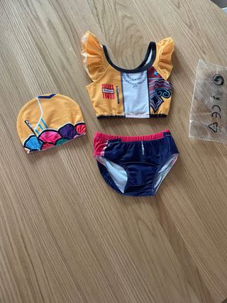 Bañador Huntrix Rumi y gorro