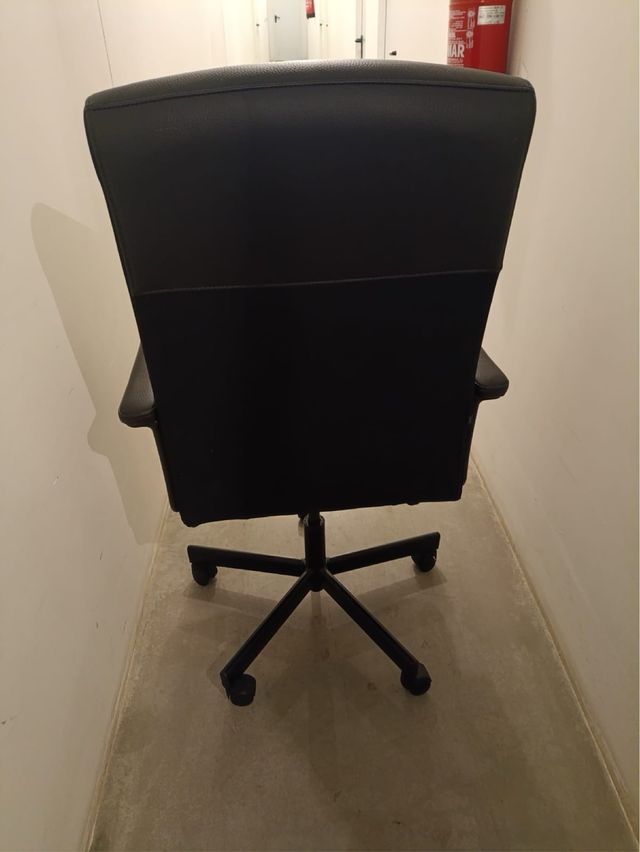 Silla de oficina ergonómica negra