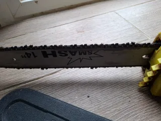 Motosierra eléctrica amarilla