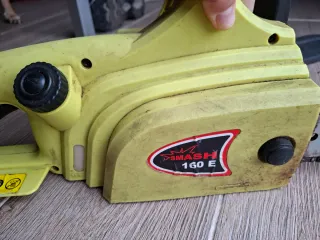 Motosierra eléctrica amarilla