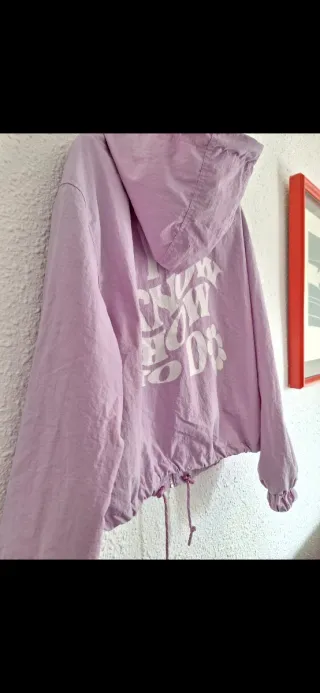 Chaqueta cortavientos rosa. Dama.