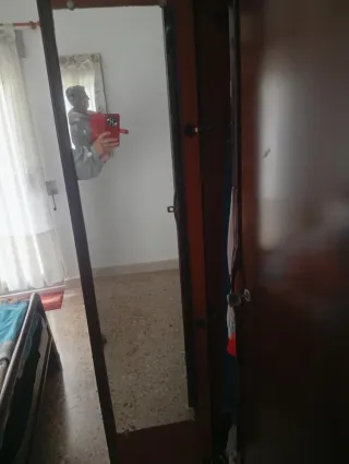 Ropero de madera marrón muy buena callidad...