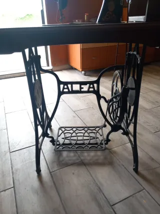 Máquina de coser antigua Alfa