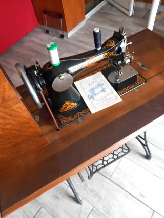 Máquina de coser antigua Alfa