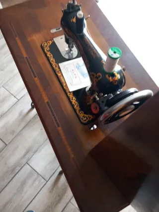 Máquina de coser antigua Alfa