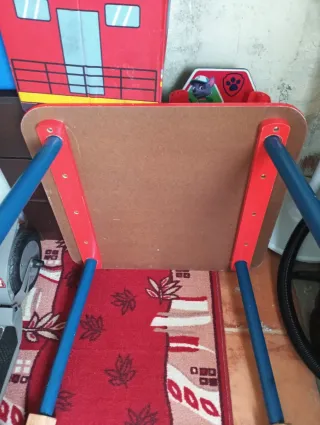 Mesa y 2 sillas y taburete Patrulla Canina