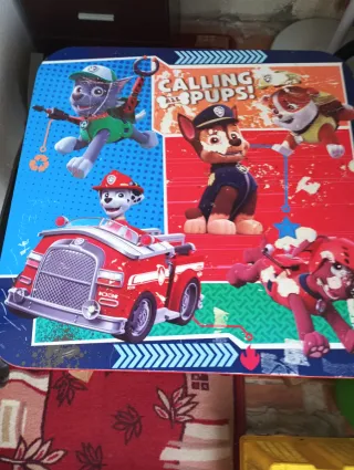 Mesa y 2 sillas y taburete Patrulla Canina