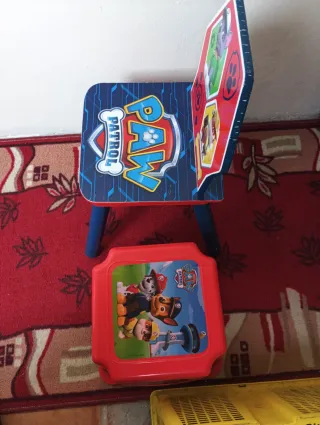 Mesa y 2 sillas y taburete Patrulla Canina