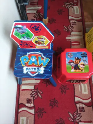 Mesa y 2 sillas y taburete Patrulla Canina
