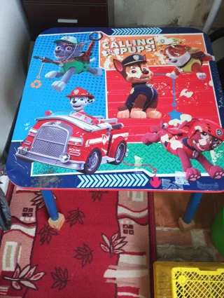 Mesa y 2 sillas y taburete Patrulla Canina