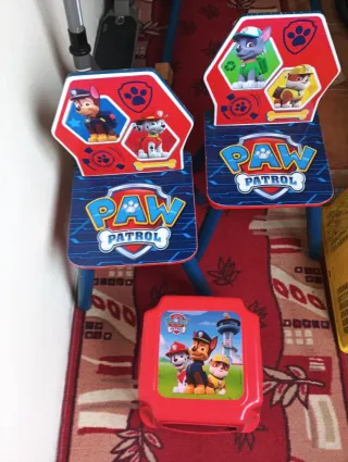 Mesa y 2 sillas y taburete Patrulla Canina