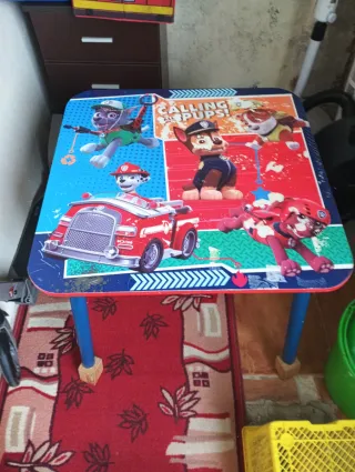 Mesa y 2 sillas y taburete Patrulla Canina