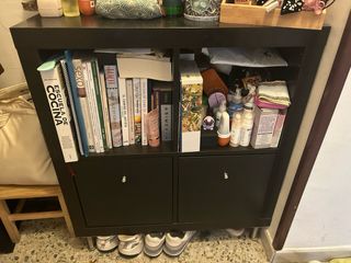 Armario negro con estantes y cajones