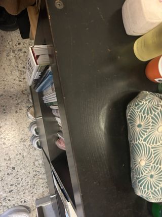 Armario negro con estantes y cajones