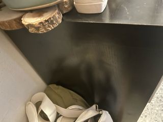 Armario negro con estantes y cajones