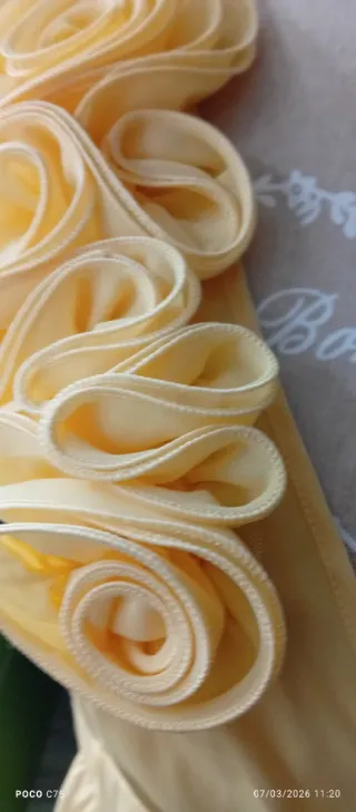 Elegante vestido amarillo con flores