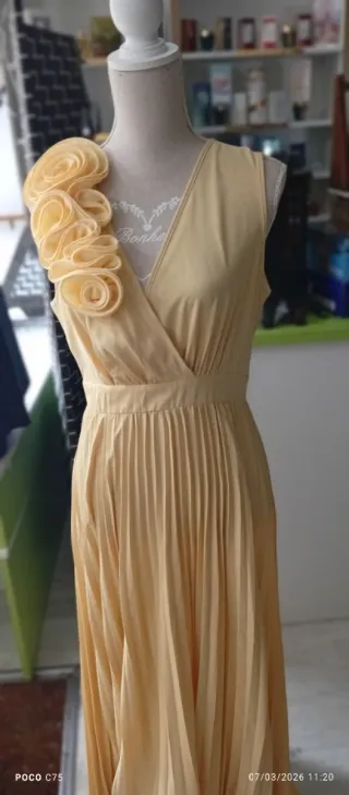 Elegante vestido amarillo con flores