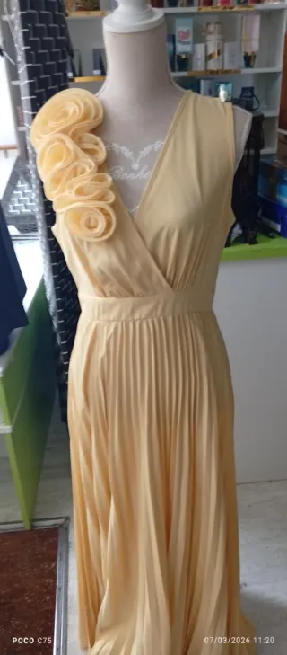 Elegante vestido amarillo con flores