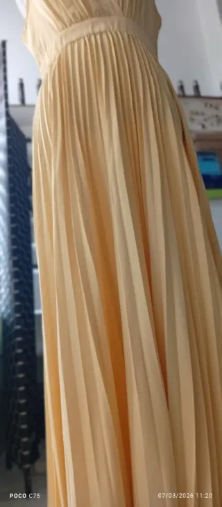 Elegante vestido amarillo con flores