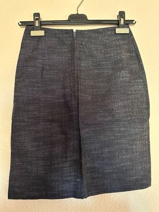 Falda azul con bordado