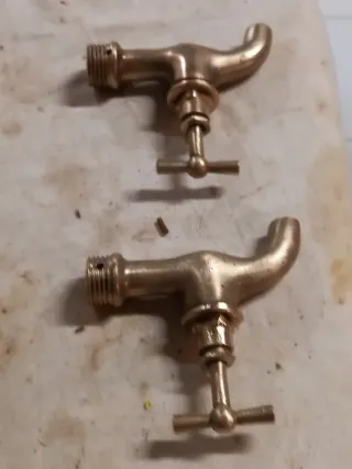 Dos grifos de codillo