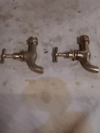 Dos grifos de codillo