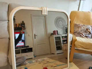 Espejo con marco de madera color blanco.bello.