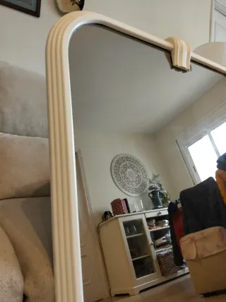 Espejo con marco de madera color blanco.bello.