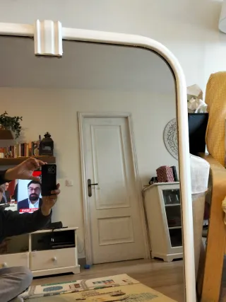 Espejo con marco de madera color blanco.bello.