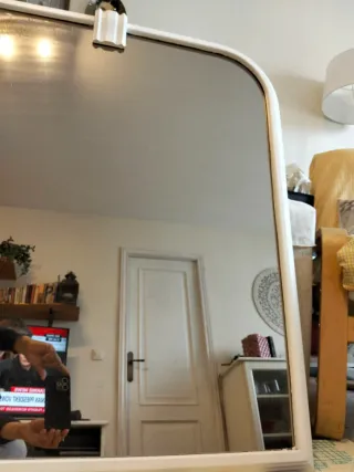 Espejo con marco de madera color blanco.bello.