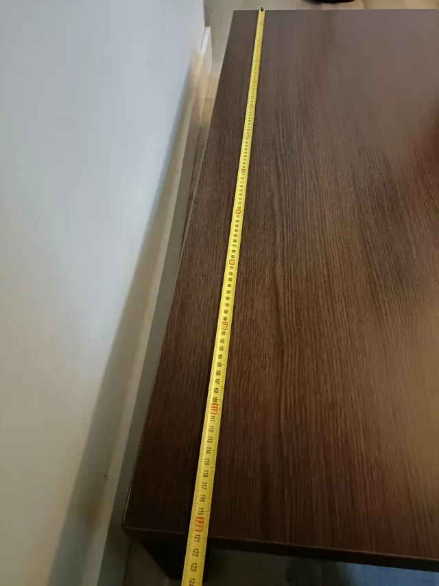 Mesa de centro de madera marrón vengue.