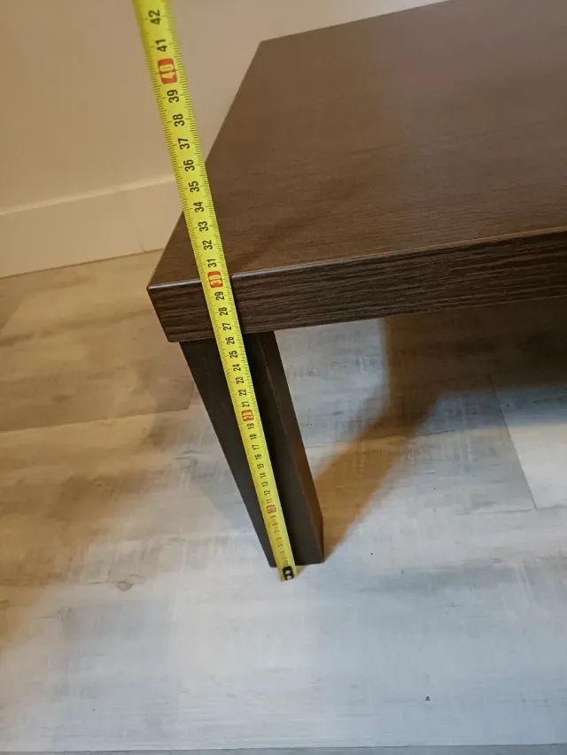 Mesa de centro de madera marrón vengue.