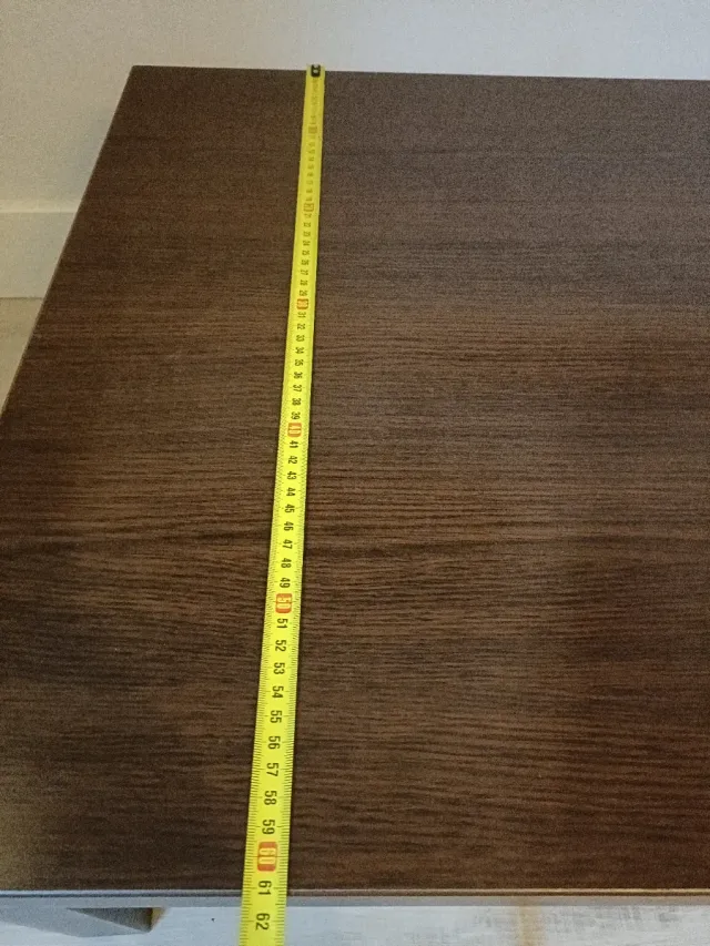 Mesa de centro de madera marrón vengue.