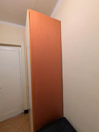 Armario con puertas blancas