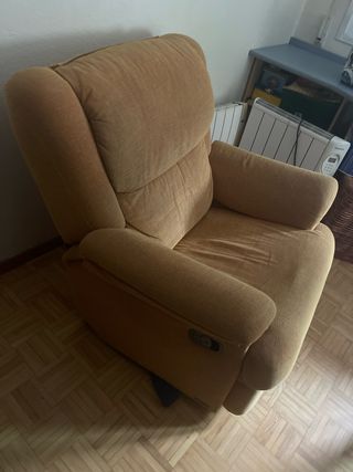 Poltrona relax in tessuto marrone girevole